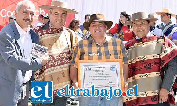 POR ALGO SERÁ.- Aquí tenemos a la comitiva del Club de Huasos Rodeo Gil Letelier, entregando junto al alcalde Patricio Freire el certificado oficial al mejor productor de chicha artesanal de nuestro país, a don José Toro Parras.