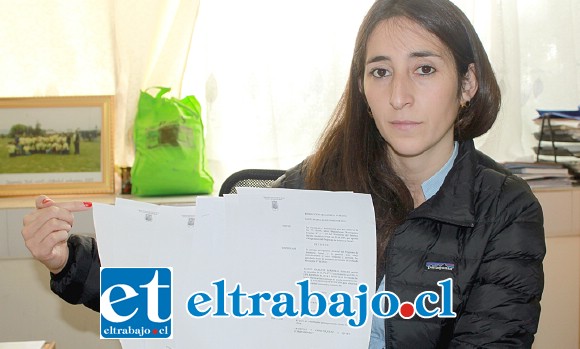 La Dideco de Santa María, Maribel Mancilla, muestra a Diario El Trabajo la documentación que acredita las muchas veces que el Municipio le ha ayudado a esta vecina.