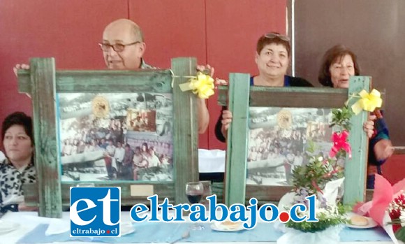 UN TROZO DE HISTORIA.- Aquí tenemos a los queridos maestros María Isabel Gutiérrez y Lorenzo Vergara, recibiendo este cuadro con fotos de la época, enmarcadas en madera de la escuela.