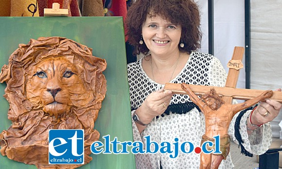 BELLA ARTESANA.- Luz Lizana, artesana aconcagüina que elabora artesanías con la técnica de repujado en cuero.