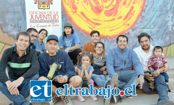 SOL PODEROSO.- Los vecinos y muralistas posaron orgullosos con este mural tan espacial, el sol en todo su esplendor en Villa Sol del Inca.