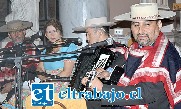 LOS ROBLERINOS.- Ellos son Los Roblerinos, de Linares, folcloristas que animaron la Misa a la Chilena, desarrollada al mediodía de ayer domingo.