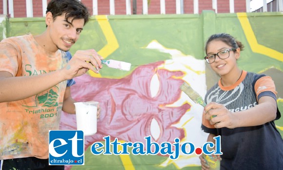 HERMANOS PINTORES.- Los hermanos Cristian y Catalina Villegas, muestran a Diario El Trabajo cómo hicieron este mural.