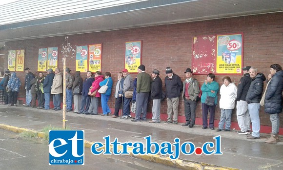 Este era el panorama de ayer afuera del ‘Santa Isabel Chico’ como es conocido el de calle Merced.