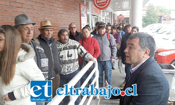 El Gobernador Eduardo León Lazcano conversando con algunas de las personas que estaban en el lugar.