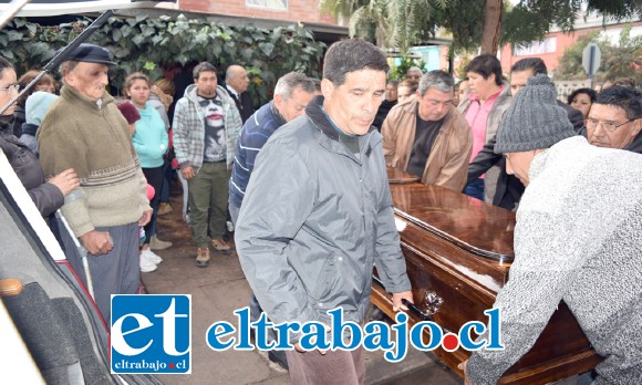 ADIÓS MANUELITO.- Ayer miércoles en horas de la tarde fue despedido para siempre el querido Manuelito Hevia, quien murió atropellado en Población Hacienda Quilpué la noche de este lunes. (Foto Roberto González Short) ADIÓS MANUELITO.- Ayer miércoles en horas de la tarde fue despedido para siempre el querido Manuelito Hevia, quien murió atropellado en Población Hacienda Quilpué la noche de este lunes. (Foto Roberto González Short)