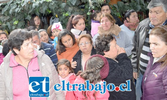 AMARGURA Y DOLOR.- Niños y grandes rompieron en llanto cuando debieron separarse del querido Manuel, tras su trágica muerte.