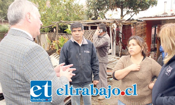 El Alcalde Luis Pradenas se reunió con los dueños de casa afectados para entregarle todo el apoyo del municipio en este difícil momento. El Alcalde Luis Pradenas se reunió con los dueños de casa afectados para entregarle todo el apoyo del municipio en este difícil momento.