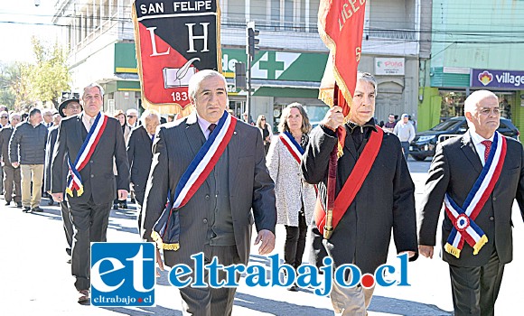 DESFILE DE HONOR.- Luego de la ceremonia hubo un desfile por el centro de nuestra ciudad y un almuerzo en camaradería, así como muchos recuerdos que compartir.