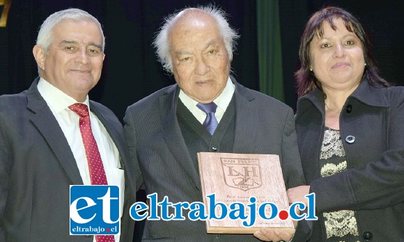 COSECHANDO CARIÑO.- Un emotivo momento registraron las cámaras de Diario El Trabajo, cuando autoridades del Liceo Roberto Humeres y egresados del mismo le entregaron un sencillo pero pulcro galvano.