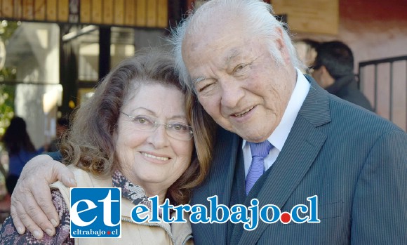SIEMPRE JUNTOS.- Aquí tenemos a don Eduardo al lado de su esposa Eliana Faúndez, en las afueras del liceo. SIEMPRE JUNTOS.- Aquí tenemos a don Eduardo al lado de su esposa Eliana Faúndez, en las afueras del liceo.