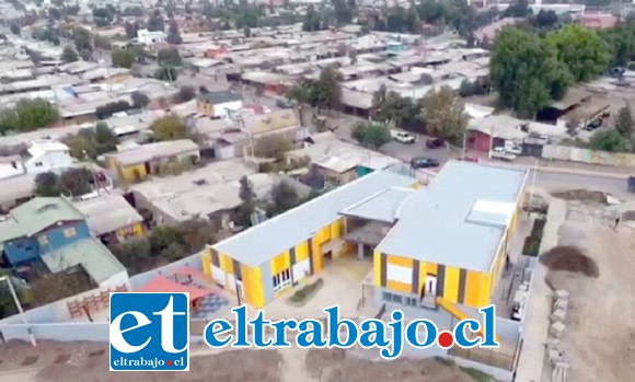 El nuevo jardín infantil cuenta con dos salas cuna y dos niveles medios y constituye un recinto de primer nivel, con tecnología de punta y espacios amplios y luminosos.