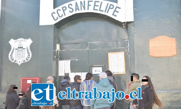 FAMILIARES PREOCUPADOS.- Así lucía el portón principal del CCP San Felipe la mañana de ayer martes, luego que en esa cárcel corriera la sangre tras una violenta riña entre varios internos.