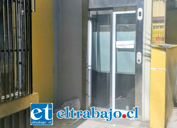 Más de un mes lleva inoperativo el nuevo ascensor de la Municipalidad de San Felipe.