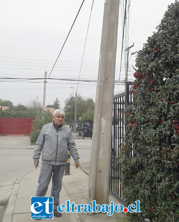 El vecino Hernán Rivera Paz nos muestra lo inclinado que está el poste ubicado fuera de su casa.