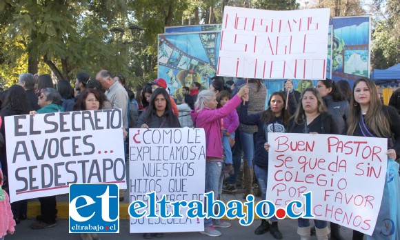 PIDEN INFORMACIÓN.- Varios apoderados de la Escuela Buen Pastor reclamaron públicamente que no han sido informados por parte de las autoridades de la Daem, que la Congregación Buen Pastor solicitó hace varios meses la devolución del establecimiento para administrarlo. PIDEN INFORMACIÓN.- Varios apoderados de la Escuela Buen Pastor reclamaron públicamente que no han sido informados por parte de las autoridades de la Daem, que la Congregación Buen Pastor solicitó hace varios meses la devolución del establecimiento para administrarlo.