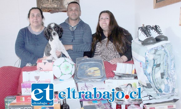 MUCHOS PREMIOS.- Doña Jacqueline y sus amigos muestran a nuestros lectores parte de los muchos premios que se entregarán en este Bingo Solidario.