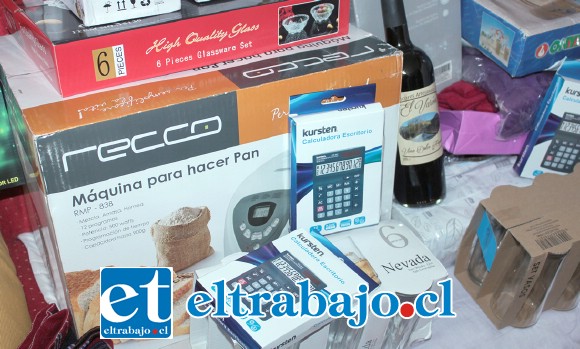 Los premios han sido donados por amigos y el comercio sanfelipeño, entre los muchos premios hay vinos, línea blanca, electrodomésticos, calculadoras, máquinas para hacer pan, ropa, juguetes y hasta una alfombra nueva gigante.
