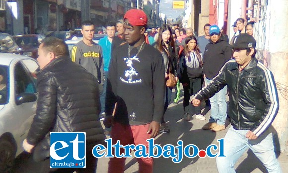 ESCENARIO CONFUSO.- Aquí vemos a este hombre, no sabemos si participó o no en el robo, pero sí se muestra muy interesado en atacar al chino por la espalda.
