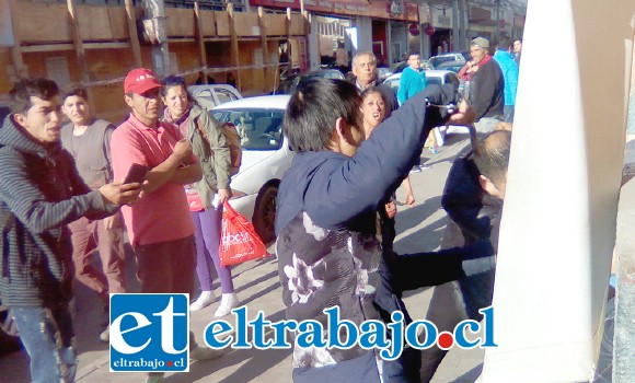 Como lo muestra esta gráfica exclusiva de Diario El Trabajo, cuando los chinos lograron someter a uno de los sospechosos, otras personas gritaban a favor de los supuestos ladrones.