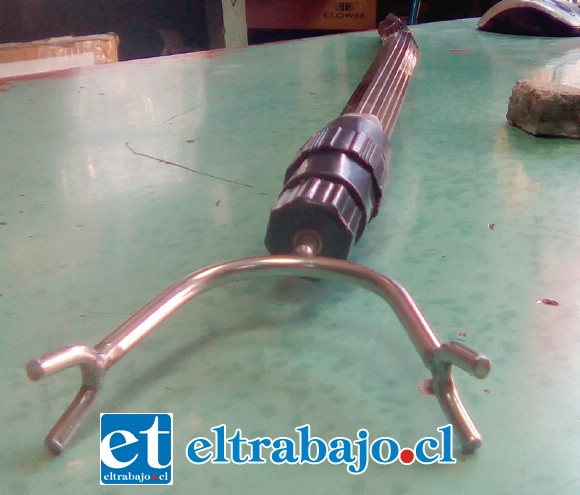 PELIGRO.- Con esta varilla los comerciantes chinos enfrentaron a quienes ellos aseguran que son los ladrones.