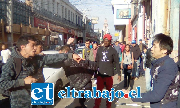 LAS CALLES CALIENTES.- Los reclamos, insultos y golpes entre los chinos y las personas señaladas como ladrones fueron intensos. De momento no hay detenidos.
