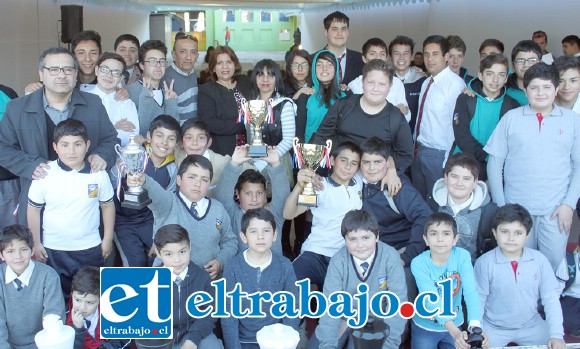 TENEMOS CAMPEÓN.- Todo un reto deportivo representó para los ajedrecistas escolares que ayer dieron vida a la III Copa de Ajedrez Diario El Trabajo 2017, jornada interescolar organizada por la Escuela José de San Martín en horas de la tarde en los salones de la casa estudiantil. En esta oportunidad se disputaron los premios niños de 6 a 9; 10 a 12; 13 a 14 y 15 a 18 años de edad. TENEMOS CAMPEÓN.- Todo un reto deportivo representó para los ajedrecistas escolares que ayer dieron vida a la III Copa de Ajedrez Diario El Trabajo 2017, jornada interescolar organizada por la Escuela José de San Martín en horas de la tarde en los salones de la casa estudiantil. En esta oportunidad se disputaron los premios niños de 6 a 9; 10 a 12; 13 a 14 y 15 a 18 años de edad.