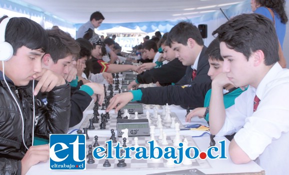JÓVENES DEL AJEDREZ.- Fueron instantes de nervios, alegrías y frustraciones durante la jornada de la III Copa de Ajedrez Diario El Trabajo 2017.
