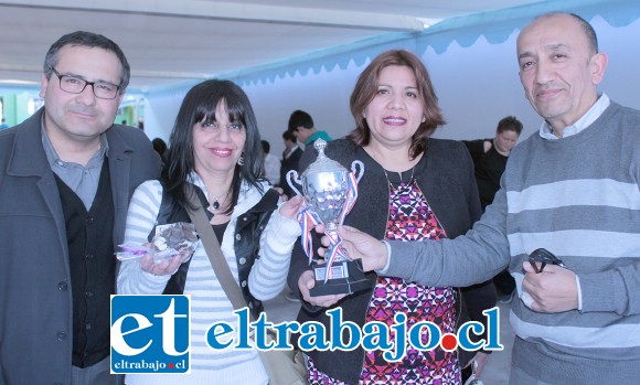 LOS GESTORES.- Guillermo Quijanes, Angélica Juri, Ximena Baquedano y el director de Diario El Trabajo Marco Antonio Juri, posan para nuestras cámaras con la copa simbólica del torneo.