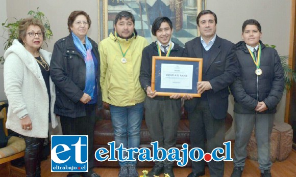 El alcalde Manuel Rivera junto a los jóvenes Jorge Navarro y Martín Barraza, el profesor Carlos Montenegro, y las directoras del establecimiento, Lilian Uribe, y Daem María Soledad Reinoso. El alcalde Manuel Rivera junto a los jóvenes Jorge Navarro y Martín Barraza, el profesor Carlos Montenegro, y las directoras del establecimiento, Lilian Uribe, y Daem María Soledad Reinoso.