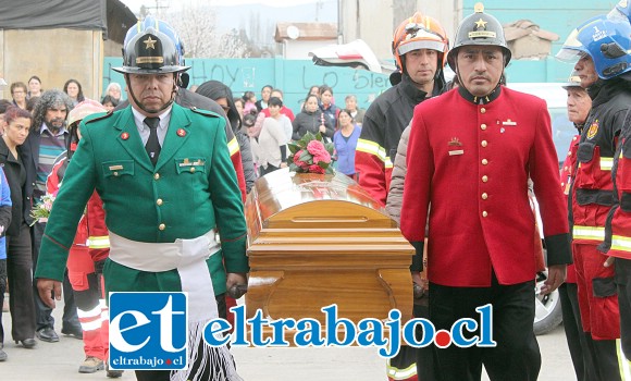 ADIÓS CHIQUILLA.- Todos los honores que un oficial de Bomberos debiera recibir, fueron los ofrecidos a la joven María Isabel Reinoso Montenegro.