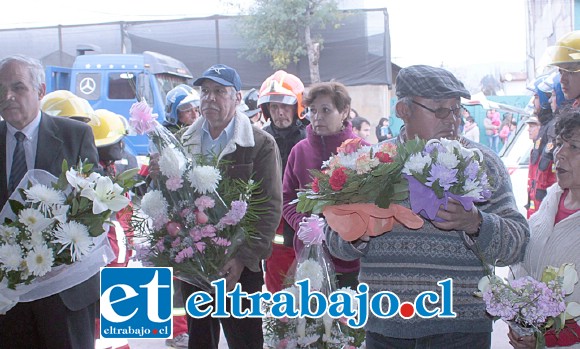 EL ÚLTIMO ADIÓS.- Familiares y amigos de la joven acudieron en masa con ofrendas florales para María Isabel.