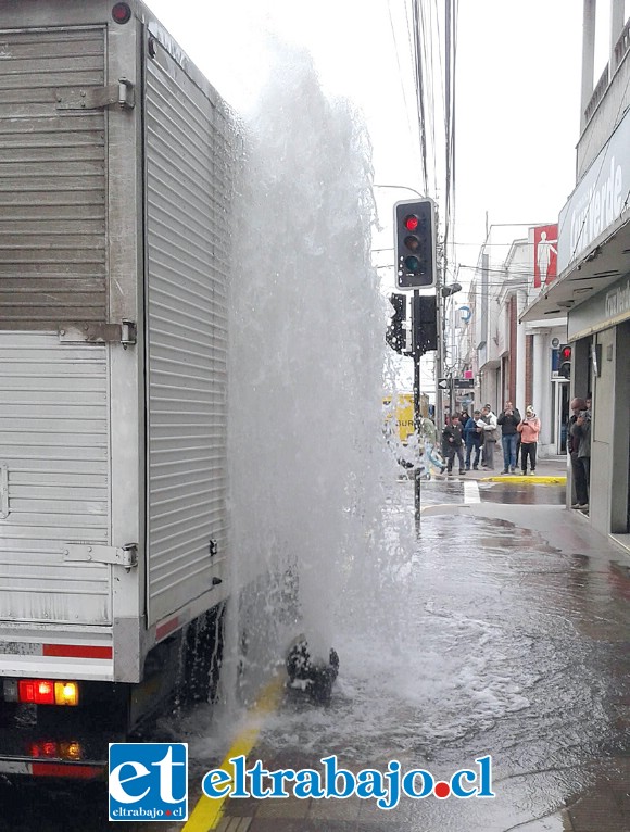 Una impactante columna de agua que superaba los dos metros de altura, salía con gran potencia al lado del camión que ocasionó el daño.