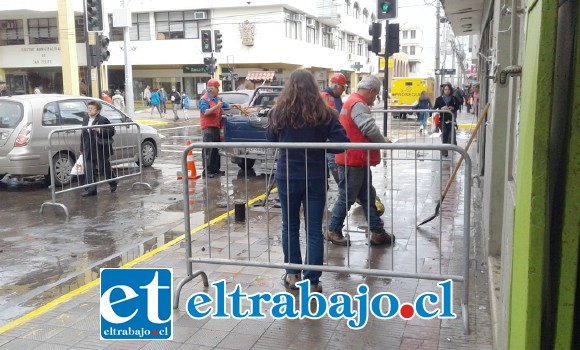 Reparado el grifo, termina el espectáculo para cientos de transeúntes que observaban impactados la colosal columna de agua.