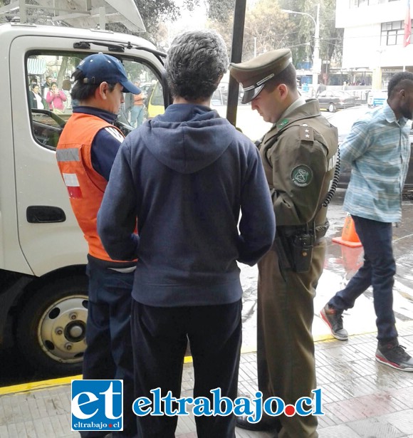 Carabineros conversa con el conductor del camión, quien posteriormente se retiró del lugar.