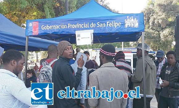 Cientos de haitianos esperan muchas horas y hasta varios días, para ser atendidos en Gobernación o Migración, en San Felipe. (Archivo) Cientos de haitianos esperan muchas horas y hasta varios días, para ser atendidos en Gobernación o Migración, en San Felipe. (Archivo)