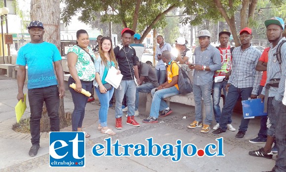 Cientos de haitianos esperan muchas horas y hasta varios días, para ser atendidos en Gobernación o Migración, en San Felipe. (Archivo)