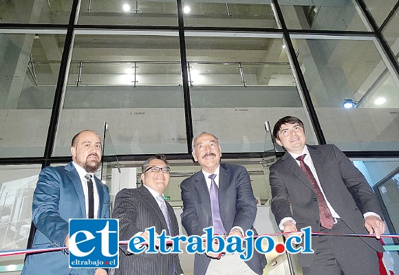 SON 4 PISOS.- Las autoridades médicas y el alcalde Patricio Freire procedieron la noche de este viernes al corte de cinta para inaugurar el nuevo Centro Médico de Aconcagua, ubicado en Merced 330. SON 4 PISOS.- Las autoridades médicas y el alcalde Patricio Freire procedieron la noche de este viernes al corte de cinta para inaugurar el nuevo Centro Médico de Aconcagua, ubicado en Merced 330.