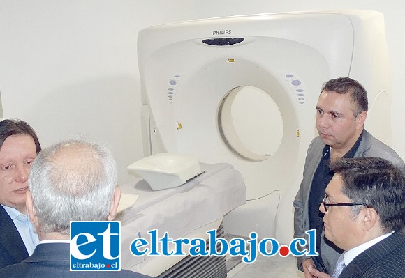 EN ALTA RESOLUCIÓN.- Al fondo vemos el moderno Scanner multicorte, valorado en (USD) $350.000. En total, la inversión de este nuevo proyecto es de 3.200 millones de pesos (4 millones de dólares).