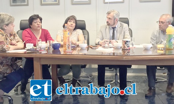 Dirigentes del APR de Casablanca se reunieron con el Seremi de Obras Públicas, Miguel Saavedra, y el alcalde Guillermo Reyes para agilizar una solución a la falta del vital elemento. Dirigentes del APR de Casablanca se reunieron con el Seremi de Obras Públicas, Miguel Saavedra, y el alcalde Guillermo Reyes para agilizar una solución a la falta del vital elemento.
