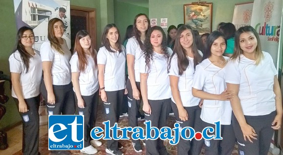 Las jóvenes de la carrera de Fonoaudiología visten por primera vez sus trajes clínicos.