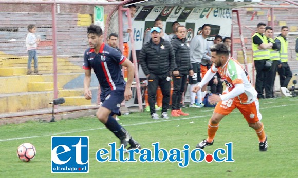 En el juego contra Cobresal equipo sanfelipeño volvió a carecer de profundidad. En la imagen se ve a Emmanuel Pio tratando de filtrar la zona defensiva minera.