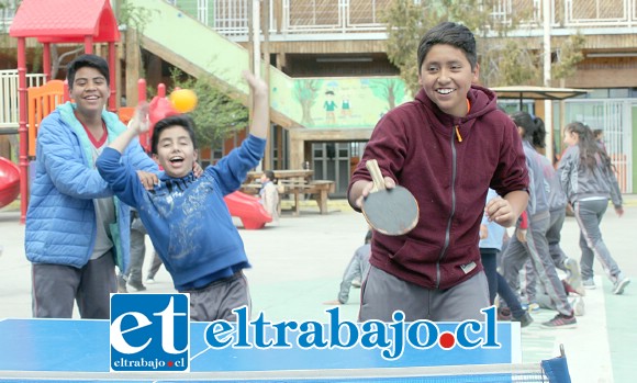 LOS DUEÑOS DE SU ESCUELA.- Las cámaras de Diario El Trabajo pillaron ayer a estos pequeñines jugando al Taca-Taca, durante sus recreos.
