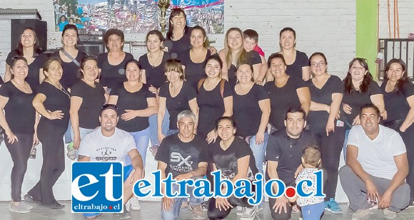EL MOTOR DE APODERADOS.- Estos apoderados posan orgullosos para las cámaras de Diario El Trabajo.