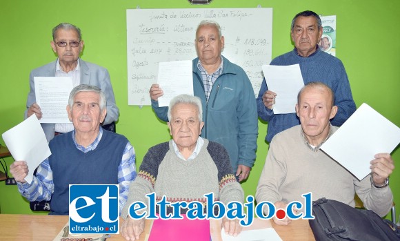 LÍDERES VECINALES.- Estos dirigentes vecinales muestran a Diario El Trabajo las recurrentes solicitudes que ellos han presentado a las autoridades en busca de soluciones concretas.