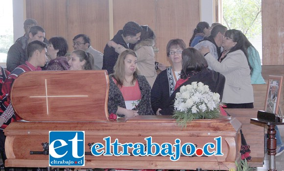 MISA A LA CHILENA.- Muchas personas llegaron a parroquia Sagrada Familia, ubicada en Calle Sargento Aldea, para despedir a Osvaldo.