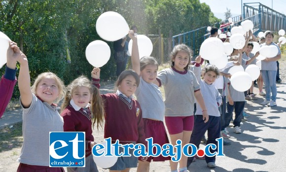 DESPEDIDA CON GLOBOS.- Los estudiantes de la Escuela Carolina Ocampo, de donde Nicolás fue exalumno, despidieron con globos al joven carabinero.