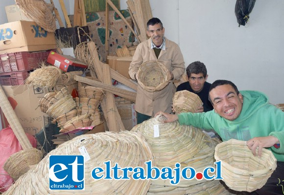 TODO EN TOTORA.- Estas son las artesanías en totora que elaboran estos jóvenes sanfelipeños.