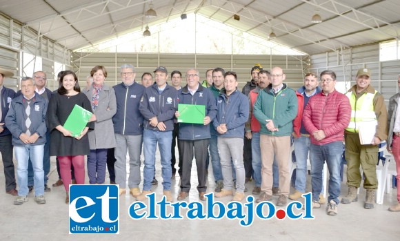 Arrieros junto a representantes de la Ganadera Tongoy y autoridades locales, durante la firma del convenio. Arrieros junto a representantes de la Ganadera Tongoy y autoridades locales, durante la firma del convenio.