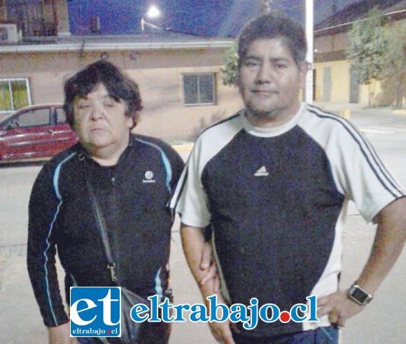 Mónica Vidal Cortés junto a Rafa Vivar, conductor de colectivo que la ayudó este lunes en la noche. Mónica Vidal Cortés junto a Rafa Vivar, conductor de colectivo que la ayudó este lunes en la noche.